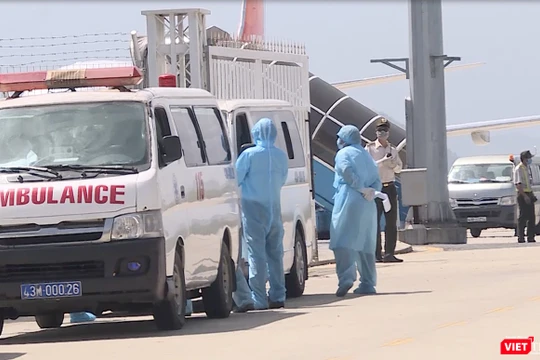 Lực lượng y tế Đà Nẵng tiếp cận sân bay đưa người từ vùng dịch về nơi cách ly