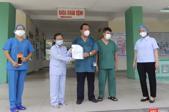 Bệnh nhân mắc COVID-19 thứ 445 điều trị tại Bệnh viện Phổi Đà Nẵng trong buổi xuất viện sáng 12/8.