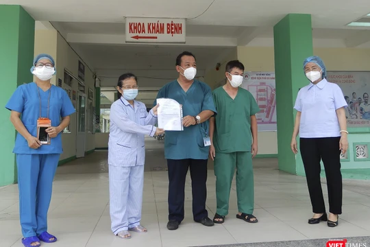 Bệnh nhân mắc COVID-19 thứ 445 điều trị tại Bệnh viện Phổi Đà Nẵng trong buổi xuất viện sáng 12/8.
