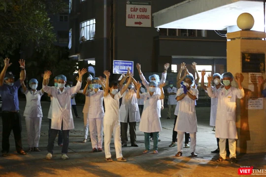 Các y bác sỹ Bệnh viện Chỉnh hình - Phục hồi chức năng Đà Nẵng vui mừng khi lệnh phong tỏa được tháo dỡ