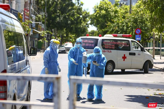 Lực lượng y tế làm việc tại khu vực phong tỏa phòng chống dịch COVID-19 ở Đà Nẵng