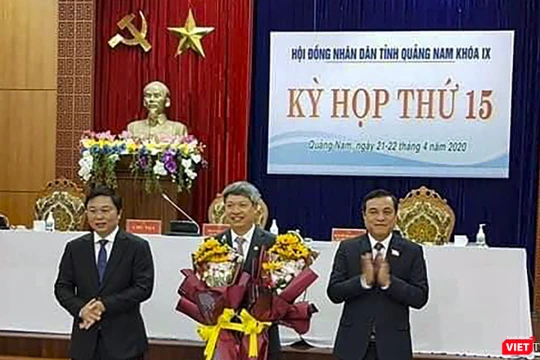 Ông Hồ Quang Bửu (đứng giữa) tại kỳ họp thứ 15 HĐND tỉnh Quảng Nam nhiệm kỳ 2015-2020 diễn ra hôm 21/4