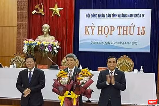 Ông Hồ Quang Bửu (đứng giữa) tại kỳ họp thứ 15 HĐND tỉnh Quảng Nam nhiệm kỳ 2015-2020 diễn ra hôm 21/4