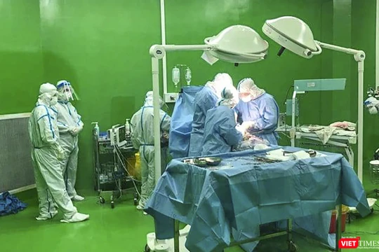 Các bác sĩ thực hiện ca mổ bắt con đối với sản phụ mắc COVID-19 đang điều trị tại Bệnh viện dã chiến Hòa Vang.