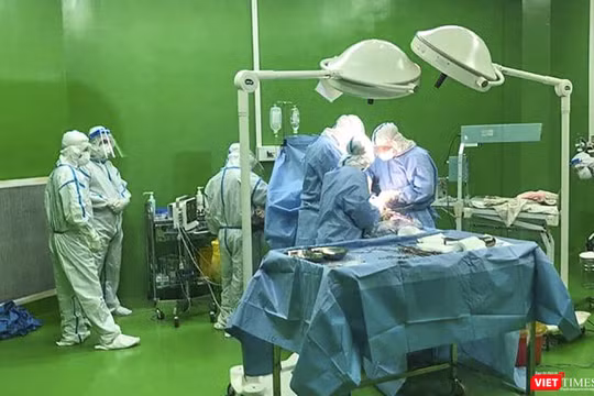 Các bác sĩ thực hiện ca mổ bắt con đối với sản phụ mắc COVID-19 đang điều trị tại Bệnh viện dã chiến Hòa Vang.