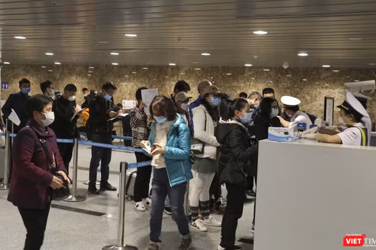 Người dân, du khách đeo khẩu trang làm thủ tục tại sân bay (Ảnh Xuân Mai/viettimes.vn)