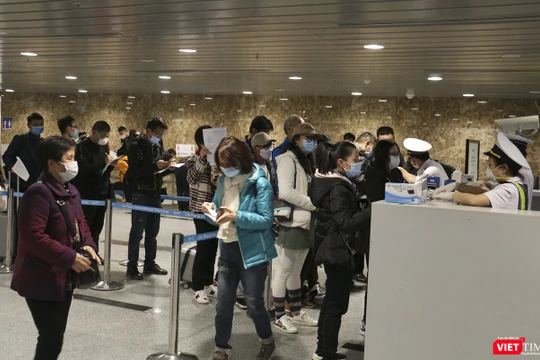 Người dân, du khách đeo khẩu trang làm thủ tục tại sân bay (Ảnh Xuân Mai/viettimes.vn)