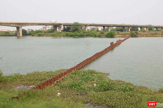 Tuyến đập ngăn mặn số 1 đã được thi công trên công Cẩm Lệ (quận Cẩm Lệ, Đà Nẵng)