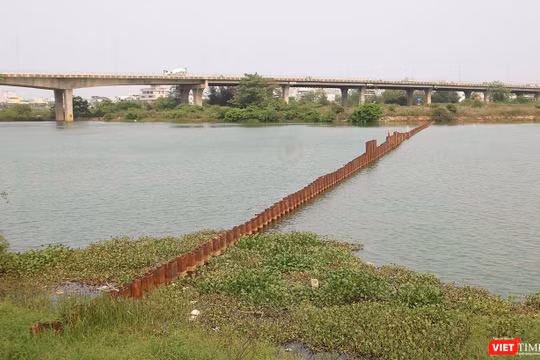 Tuyến đập ngăn mặn số 1 đã được thi công trên công Cẩm Lệ (quận Cẩm Lệ, Đà Nẵng)