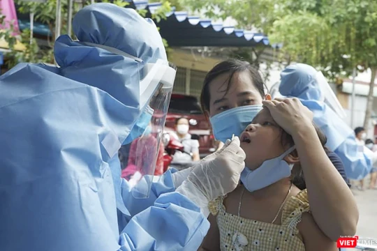 Lực lượng y tế lấy mẫu xét nghiệm COVID-19 tại cộng đồng