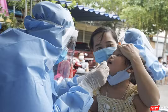 Lực lượng y tế lấy mẫu xét nghiệm SARS-CoV-2 cho người dân tại cộng đồng