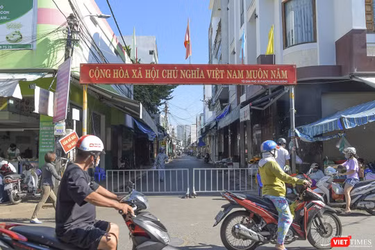 Chiều qua (28/7), các tuyến đường dẫn vào chợ An Hải Đông và khu vực nhà bệnh nhân mắc COVID-19 ở Đà Nẵng bị phong tỏa