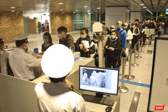 Lực lượng kiểm dịch quốc tế giám sát hành khách nhập cảnh tại Càng HKQT Đà Nẵng trong giai đoạn dịch COVID-19 khởi phát