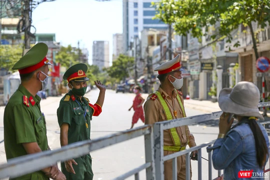 Lực lượng công an làm nhiệm vụ tại chốt cách ly Bệnh viện Đà Nẵng