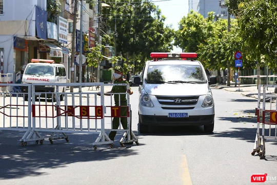 Xe chuyên dụng y tế đưa người nhà bệnh nhân tại Bệnh viện Đà Nẵng đi cách ly tập trung.