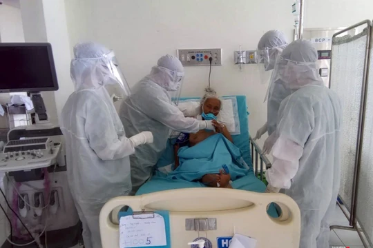 Bệnh nhân 592 (nữ giới, 100 tuổi) đang được điều trị tại Bệnh viện đa khoa Trung ương Quảng Nam.