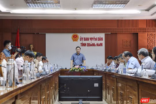 ông Lê Trí Thanh – Chủ tịch UBND tỉnh Quảng Nam chủ trì cuộc họp giữa các bên liên quan đến việc mua thiết bị xét nghiệm COVID-19