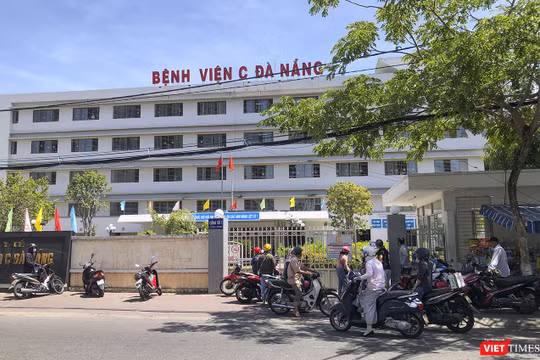 Sáng 24/7, cổng chính của Bệnh viện C (Đà Nẵng) đã được đóng, hạn chế người ra vào
