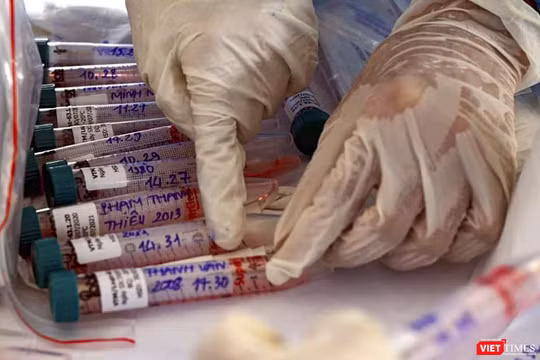 Lực lượng y tế lẫy mẫu xét nghiệm COVID-19 tại Đà Nẵng