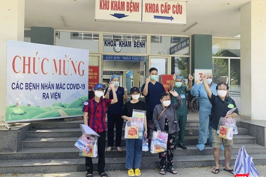 Các bệnh nhân mắc COVID-19 được Bệnh viện dã chiến Hòa Vang cho xuất viện chiều ngày 3/9