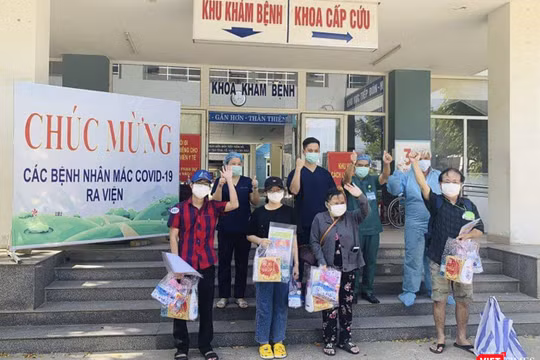 Các bệnh nhân mắc COVID-19 được Bệnh viện dã chiến Hòa Vang cho xuất viện chiều ngày 3/9