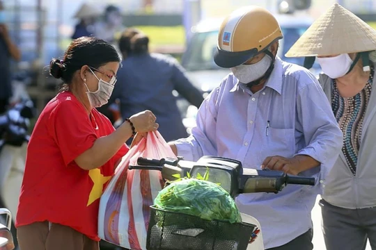 Tiểu thương tại các chợ mặc áo đỏ sao vàng cổ động cho các bác sĩ tuyến đầu chống dịch COVID-19