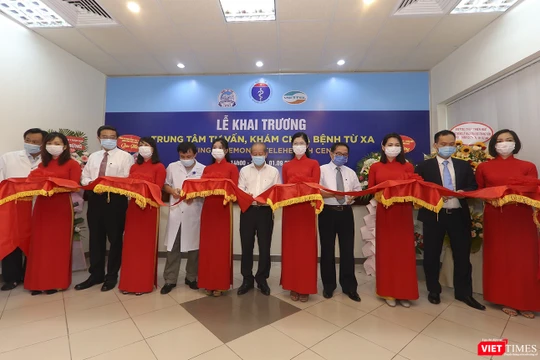 Quang cảnh buổi khai trương Trung đưa Trung tâm Tư vấn, khám chữa bệnh từ xa, ứng dụng hệ thống Telehealth vào phục vụ chăm sóc sức khỏe người dân tại Bệnh viện Trung ương Huế.