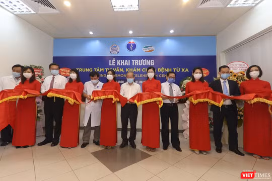 Quang cảnh buổi khai trương Trung đưa Trung tâm Tư vấn, khám chữa bệnh từ xa, ứng dụng hệ thống Telehealth vào phục vụ chăm sóc sức khỏe người dân tại Bệnh viện Trung ương Huế.