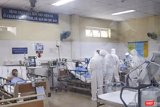 Các bác sỹ đang điều trị cho bệnh nhân mắc COVID-19