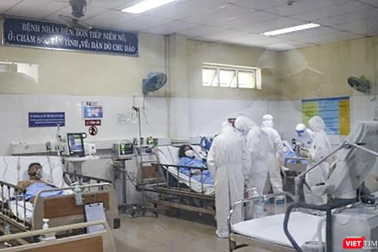 Các bác sỹ đang điều trị cho bệnh nhân mắc COVID-19