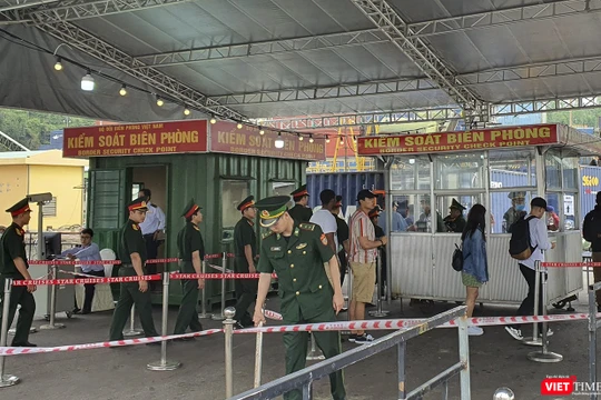 Bộ đội biên phòng đang làm thủ tục nhập cảnh, xuống bờ cho thuyền viên nước ngoài
