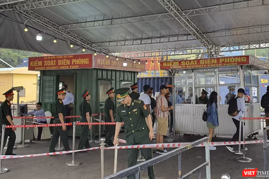 Bộ đội biên phòng đang làm thủ tục nhập cảnh, xuống bờ cho thuyền viên nước ngoài