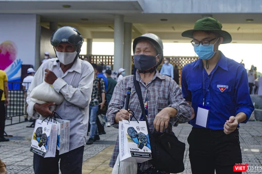 Người dân nhận gạo tại ATM gạo được triển khai ở Đà Nẵng