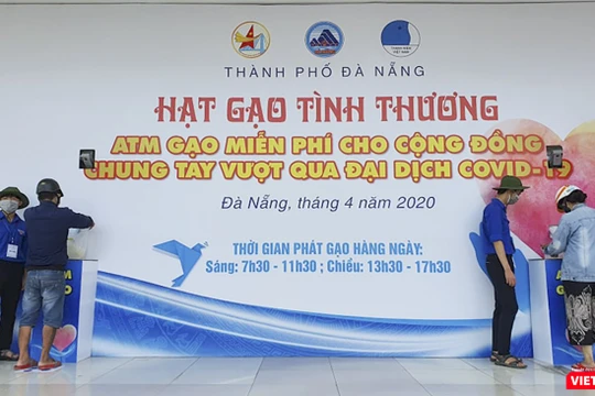 Sáng 20/4, 2 cây ATM gạo đặt tại trụ sở Thành đoàn Đà Nẵng đã chính thức hoạt động, góp phần chia sẻ khó khăn với người dân