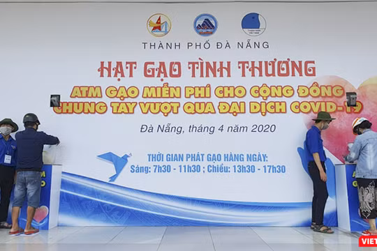 Sáng 20/4, 2 cây ATM gạo đặt tại trụ sở Thành đoàn Đà Nẵng đã chính thức hoạt động, góp phần chia sẻ khó khăn với người dân