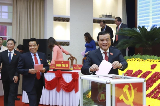Ông Phan Việt Cường bỏ phiếu tại Đại hội đại biểu Đảng bộ tỉnh Quảng Nam lần thứ XXII vừa diễn ra