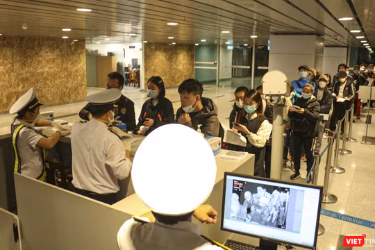 Lực lượng giám sát dịch tễ làm việc tại cửa khẩu sân bay