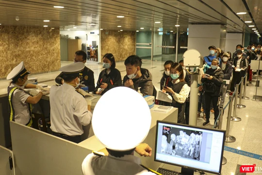 Lực lượng giám sát dịch tễ làm việc tại cửa khẩu sân bay