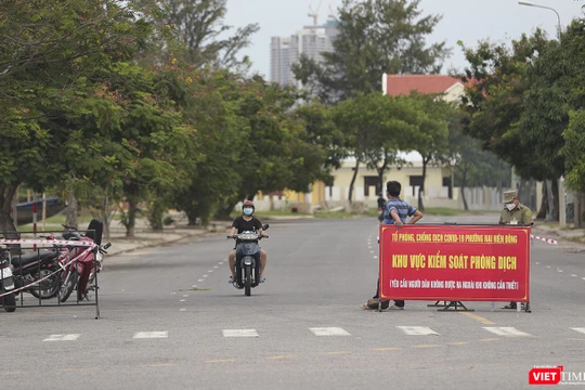 Chốt phong tỏa, cách ly y tế tại khu dân cư dẫn vào các chung cư trên địa bàn phường Nại Hiên Đông, TP Đà Nẵng