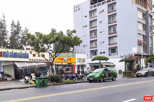 Vệt đất ven biển tại khu vực Sân bay Nước Mặn (quận Ngũ Hành Sơn, Đà Nẵng) được các doanh nghiệp Trung Quốc xây dựng nhà hàng, khách sạn.