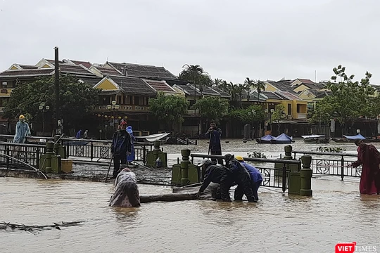 Nước sông Hoài lên nhanh khiến nhiều tuyến đường ven sông ở Hội An bị ngập