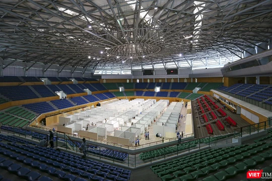 Bệnh viện dã chiến tại Cung thể thao Tiên Sơn đang được gấp rút thi công