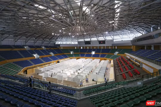 Bệnh viện dã chiến tại Cung thể thao Tiên Sơn đang được gấp rút thi công