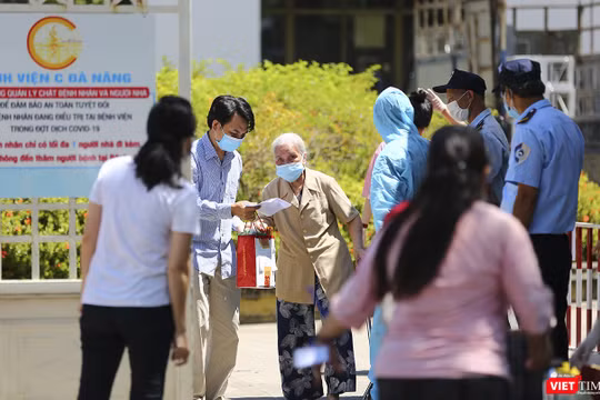 Bânhj nhân điều trị tại Bệnh C Đà Nẵng xuất viện sau lệnh dỡ bỏ phong tỏa đối với bệnh viện này