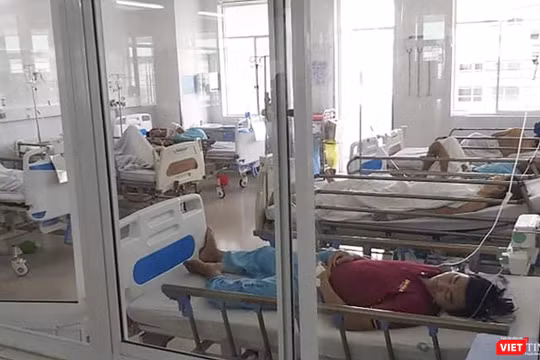 Các bệnh nhân bị ngộ độc thực phẩm do ăn phải đồ nhiễm khuẩn điều trị tại Bệnh viện Đà Nẵng