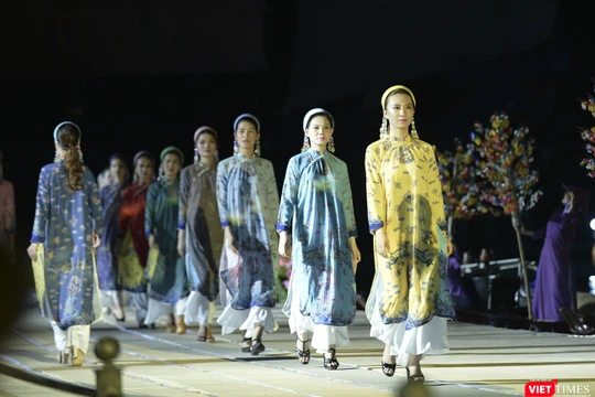 Một bộ sưu tập áo dài trong đêm trình diễn