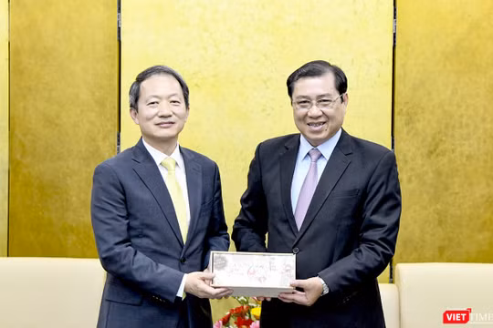 Chủ tịch UBND TP Đà Nẵng Huỳnh Đức Thơ và ông Ahn Min Sik – Tân Tổng Lãnh sự Hàn Quốc tại Đà Nẵng tại buổi tiếp và làm việc diễn ra trưa 27/2