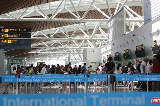 Sân bay quốc tế Đà Nẵng luôn đón lượng lớn du khách Trung Quốc nhập cảnh vào Việt Nam vừa phát hiện 2 du khách có biểu hiện sốt bất thường