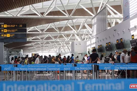 Sân bay quốc tế Đà Nẵng luôn đón lượng lớn du khách Trung Quốc nhập cảnh vào Việt Nam vừa phát hiện 2 du khách có biểu hiện sốt bất thường