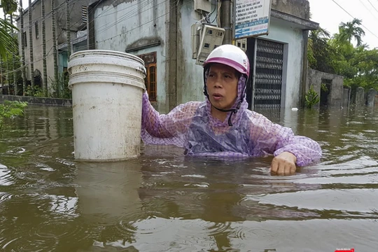 Cả nước đang hướng về ủng hộ người dân vùng lũ miền Trung.